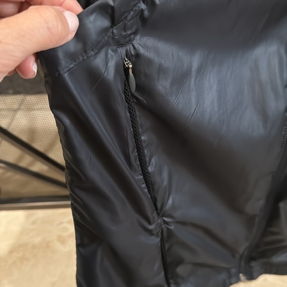 Women’s Under Armour Vest Sz L with ventilation zippered pockets - Picture 4 of 8